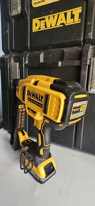 Pistol cuie Dewalt Dcn 662
