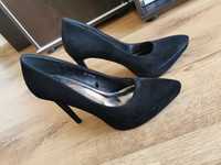 Черни велурени обувки на висок ток