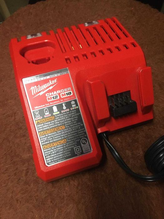 Milwaukee incarcator baterii nou