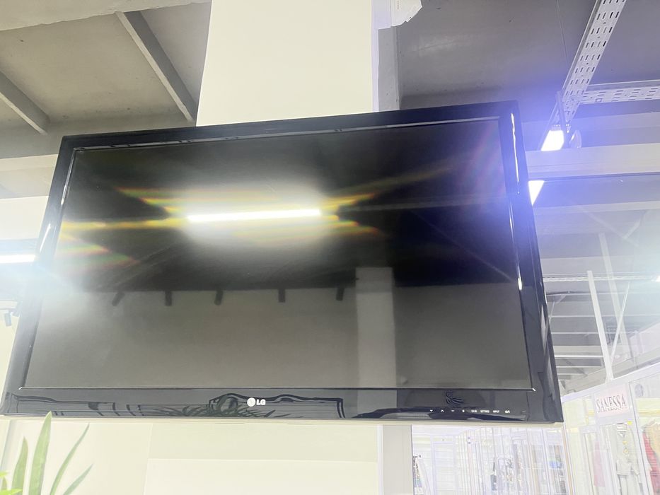 Телевизор жк LG с пультом и креплением