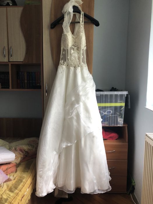 Vand rochie pe cerc de mireasa