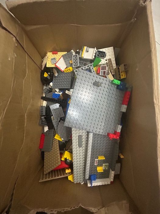 Коробка Лего много аксессуаров ( автоматы человечки и т.д)