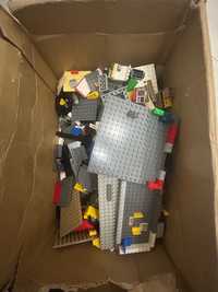 Коробка Лего много аксессуаров ( автоматы человечки и т.д)
