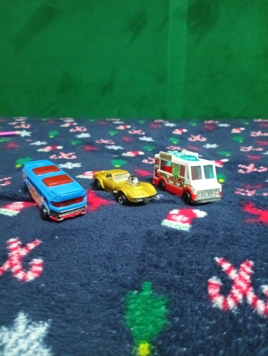 3 машинки hot wheels в среднем состоянии