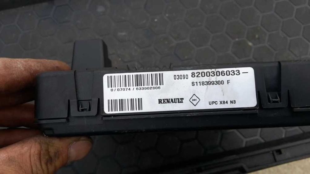 Upc panou sigurante renault megane 2 8200306033