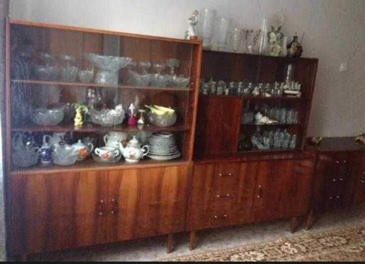 Продам сервант и тумбы