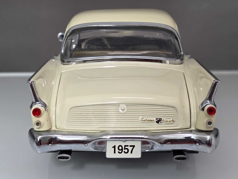 Macheta Auto 1/18 Motor City Classics 1957 Studebaker Golden Hawk