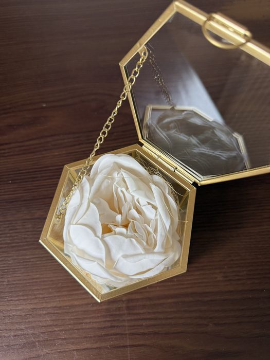 Елегантна Кутийка за Сватбени Пръстени – Стъкло и Злато