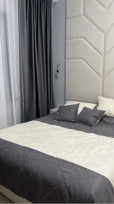 Спальная кровать с матрасом, размер 160*200 , до потолка (280-290см)