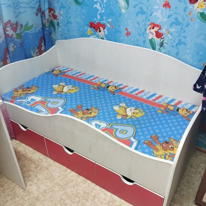 Продам детскую кровать  с матрасом для девочки