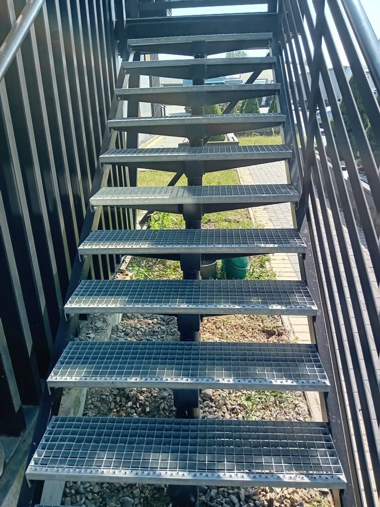 Scară metalică zincata cu balustrada 4mm grosime