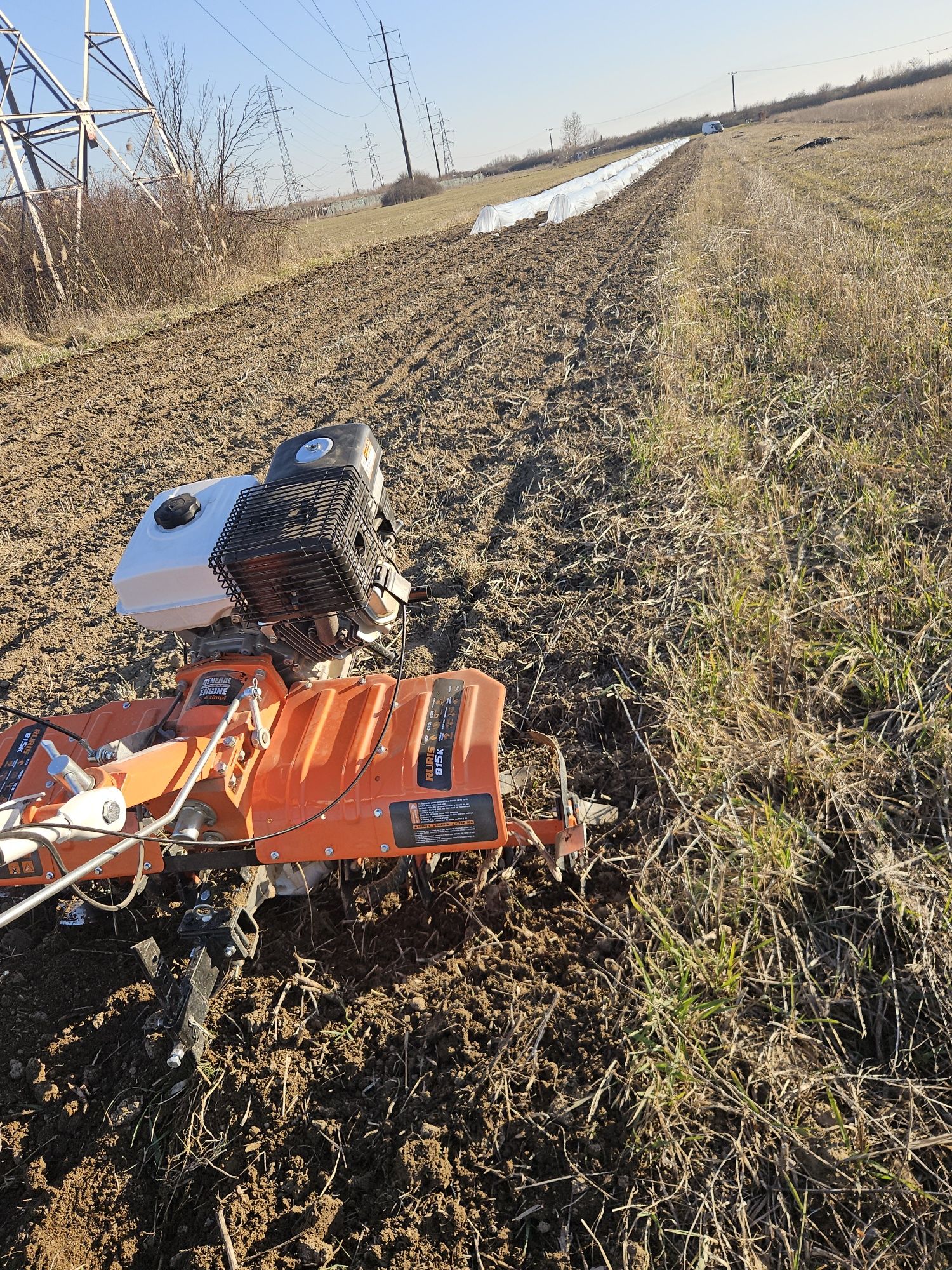Efectuam lucrări cu motocultor