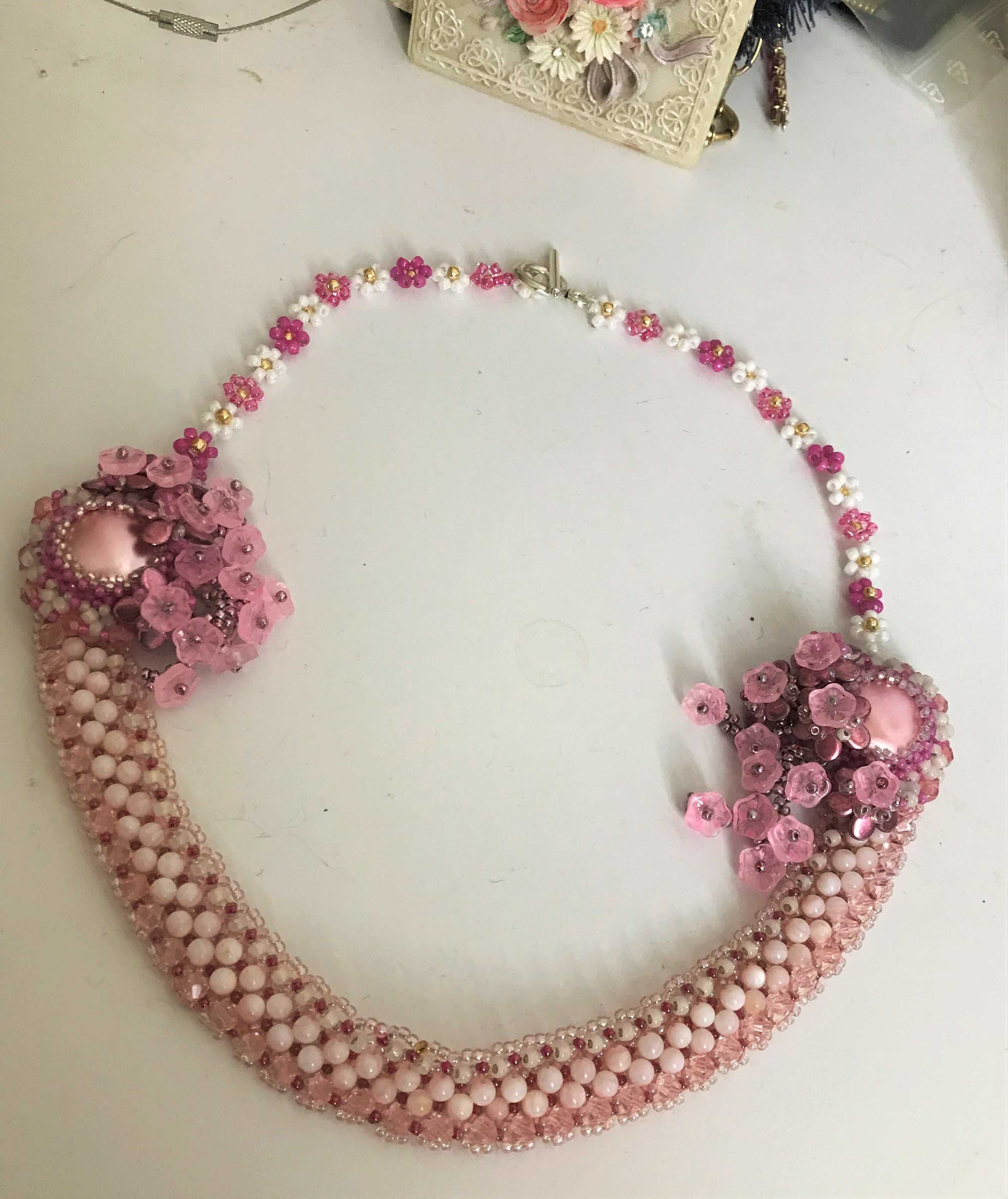Colier handmade cu flori roz