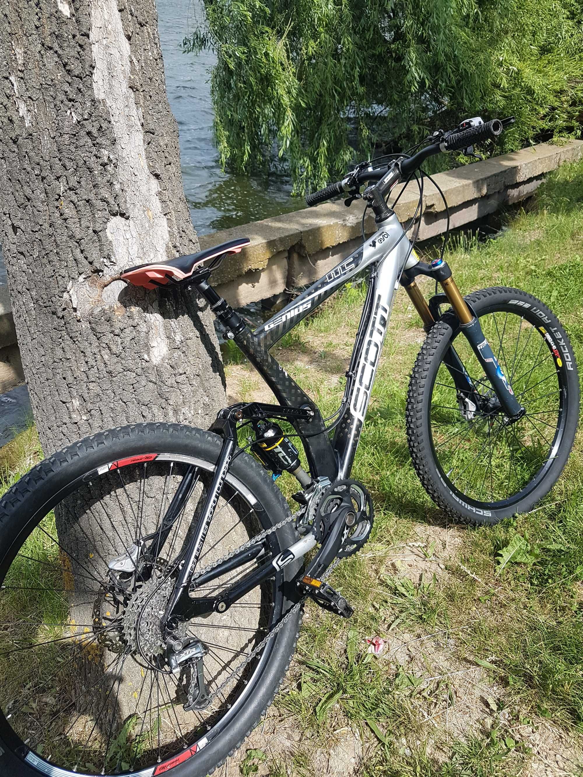 Vând bicicletă Scott Genius Carbon.