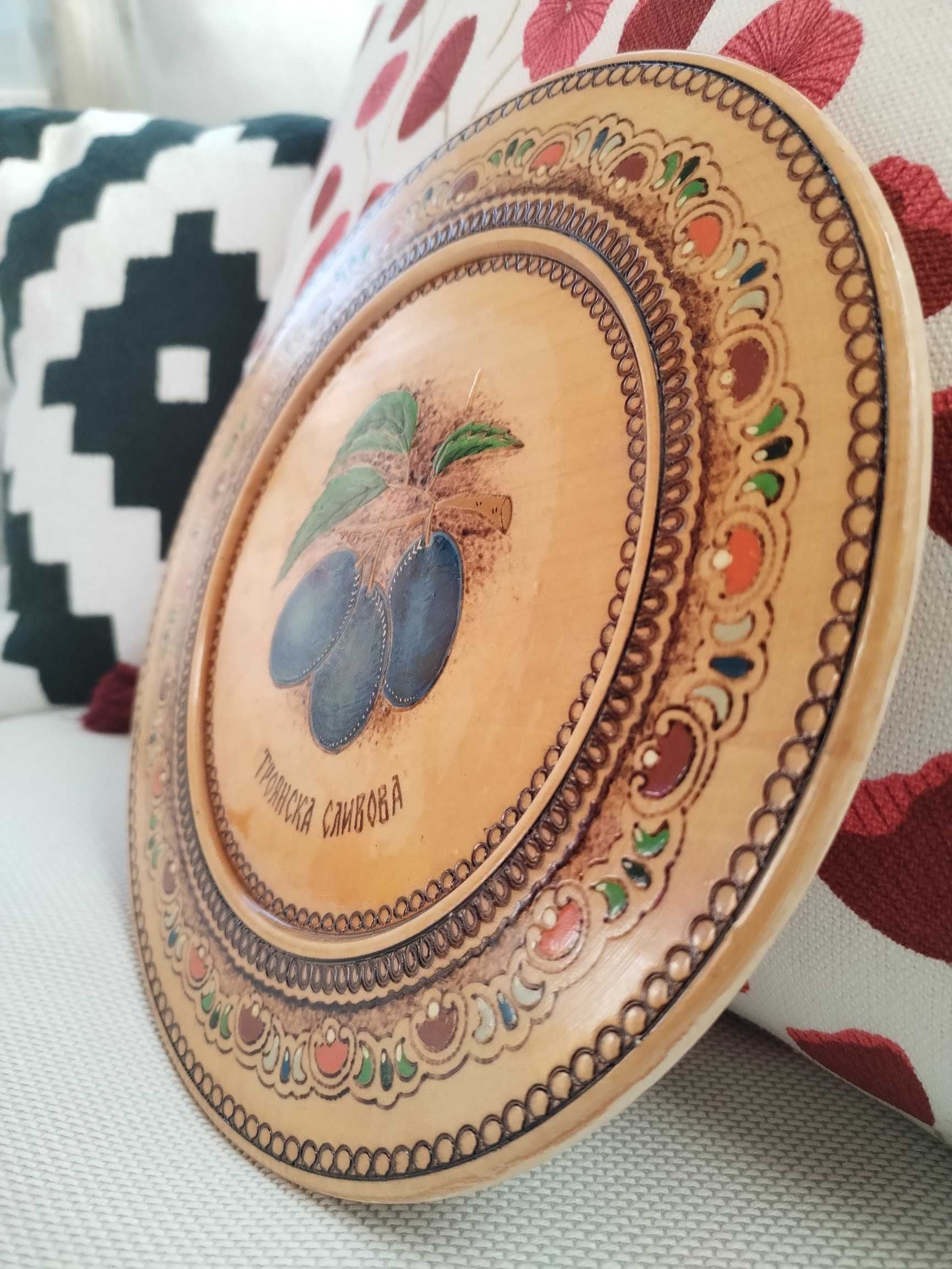 Ръчно изработена чиния от дърво
