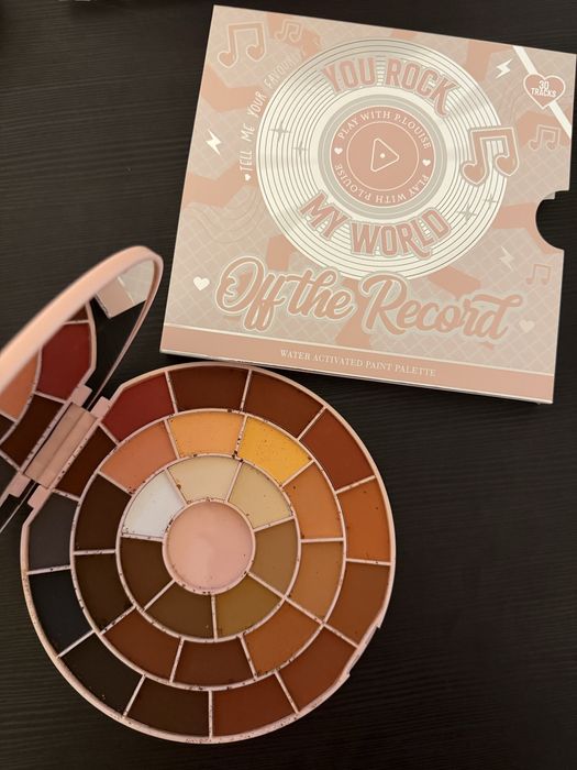 Палитра с очни линии с водно активиране P.Louise