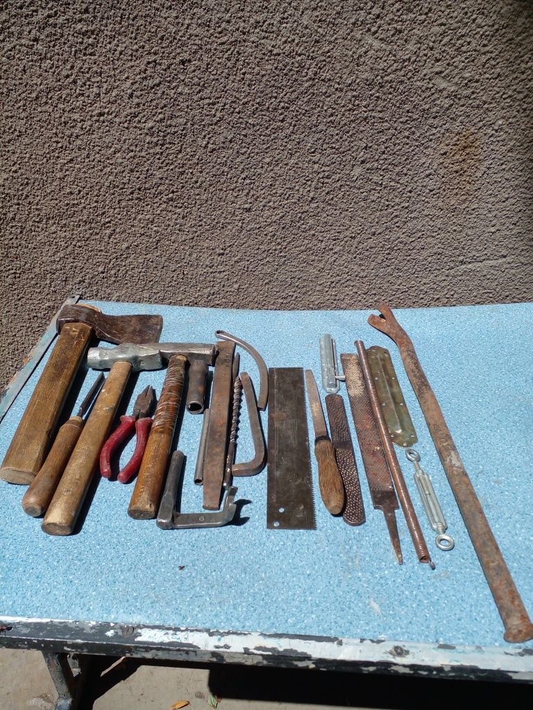 Инструменты, лопаты.