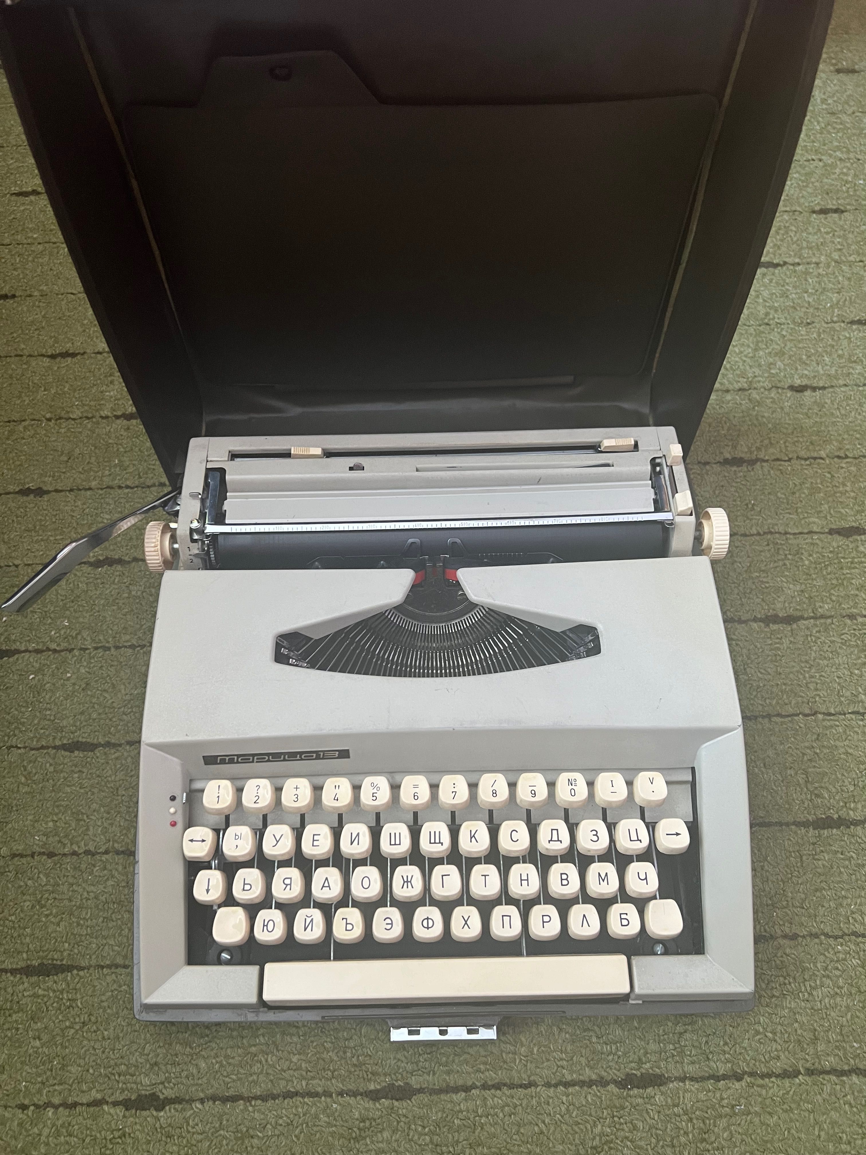 Продавам пишеща машина
