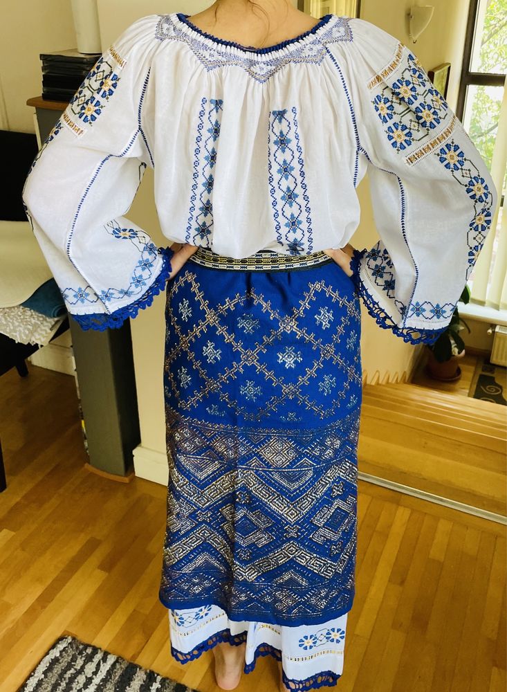 Costum traditional cu fota