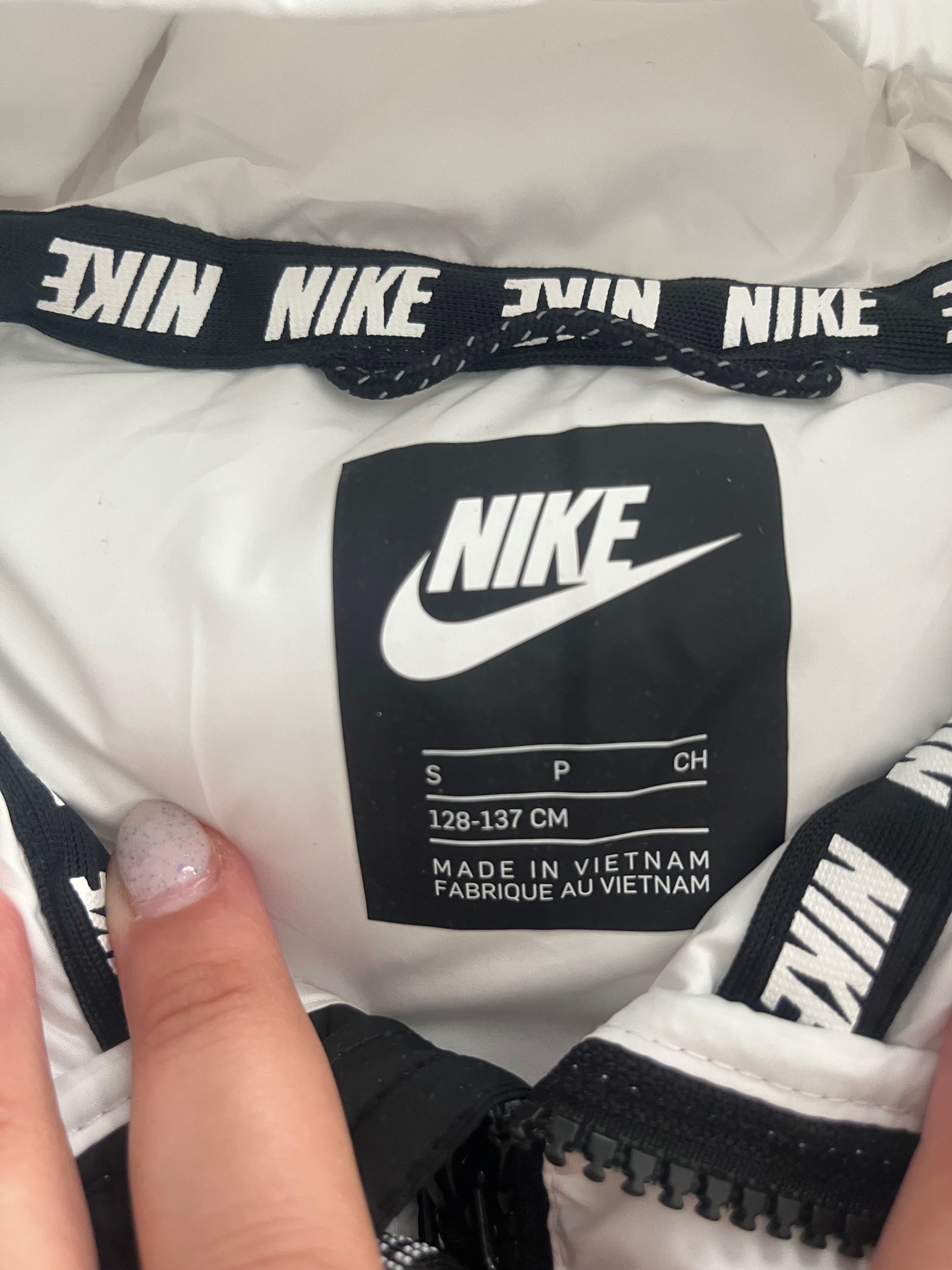 Продавам детско зимно яке Nike