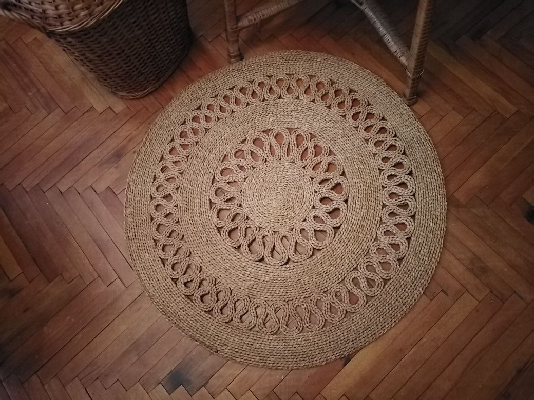 Плетени ратанова маса и рогозка