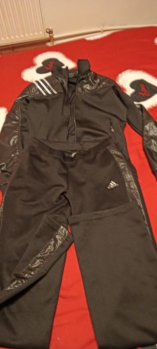 Vând trening Adidas