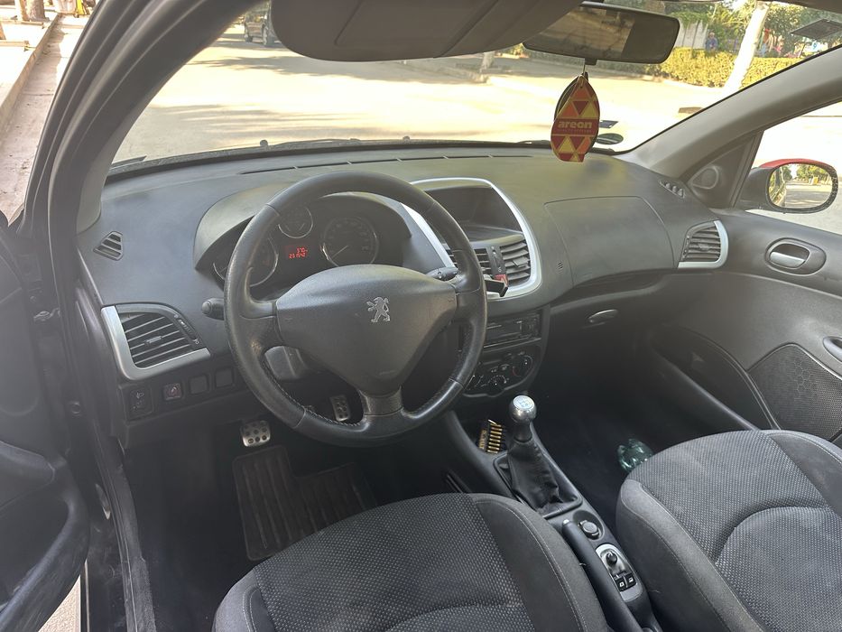 Пежо 206  2010 година 1,4 бензин
