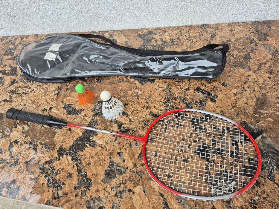 Vând Paleta badminton în stare bună(uzata),originala Disponibila 1