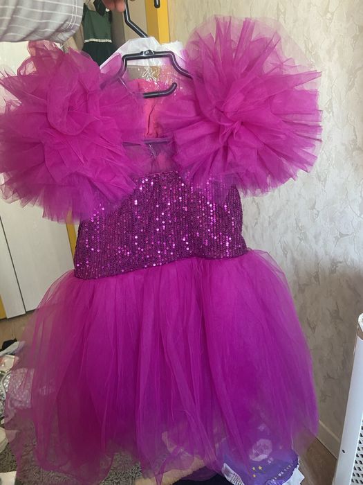 Продам платье на возраст 6-7 лет примерно