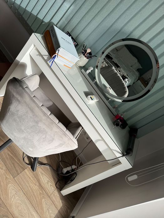 Тоалетка с огледало