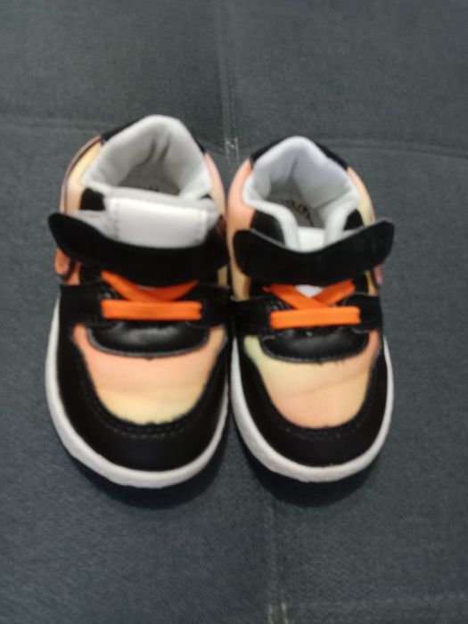 Продам детские кроссовки