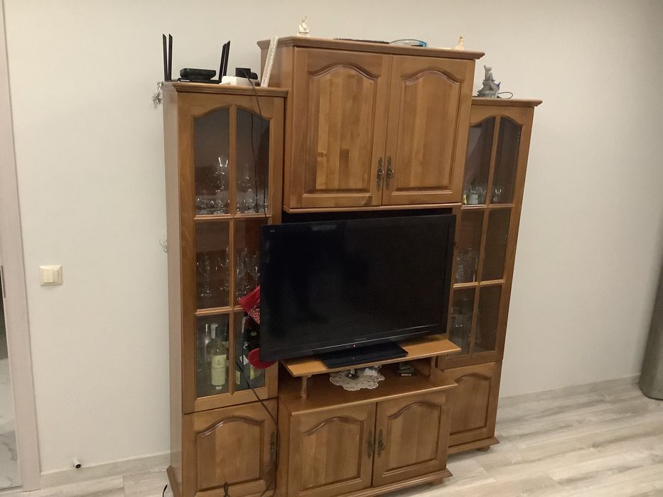 Холна Гарнитура -тип витрина и шкафове с поставка за телевизор