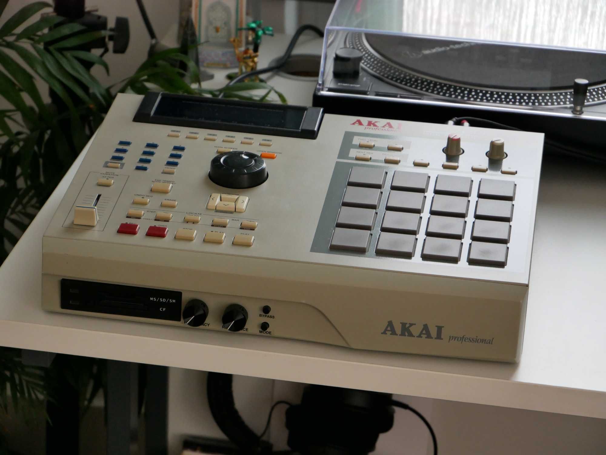 MPC 2000XL / 8 OUTS /MS / SD / SM / CF Drive / Drum Machine / Sampler