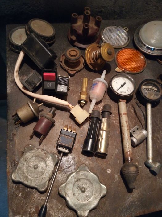 Стари Руски части за автомобили.