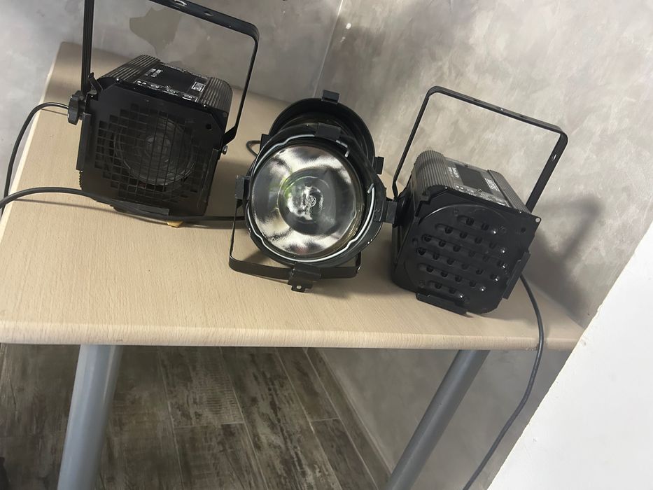 Vând set de 4 lumini pentru scenă sau DJ:
	•	2x Varytec Super Ray Pro