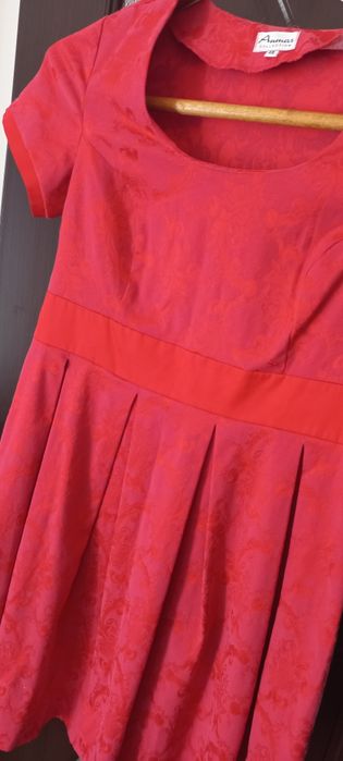 Vând rochite elegante masura 48