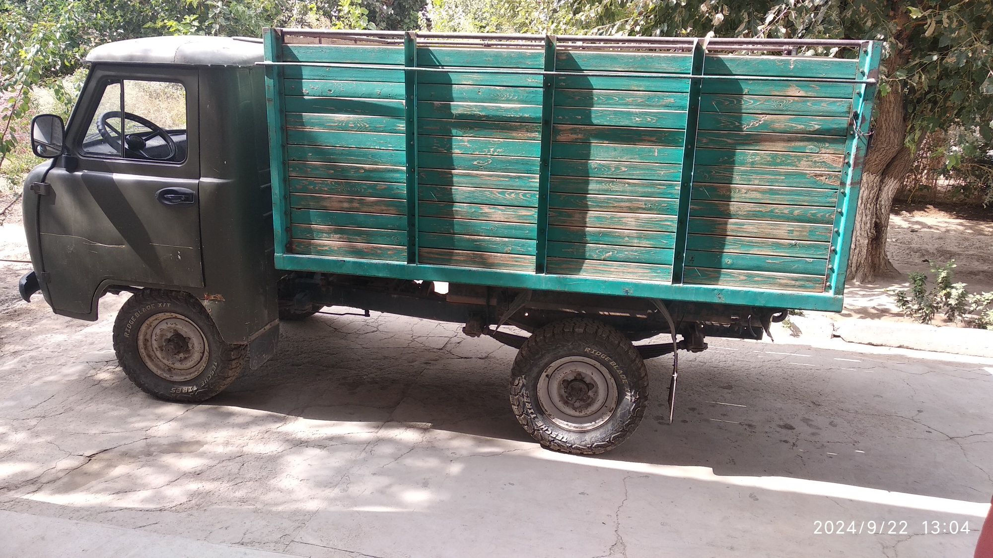 Uaz moshina sotiladi