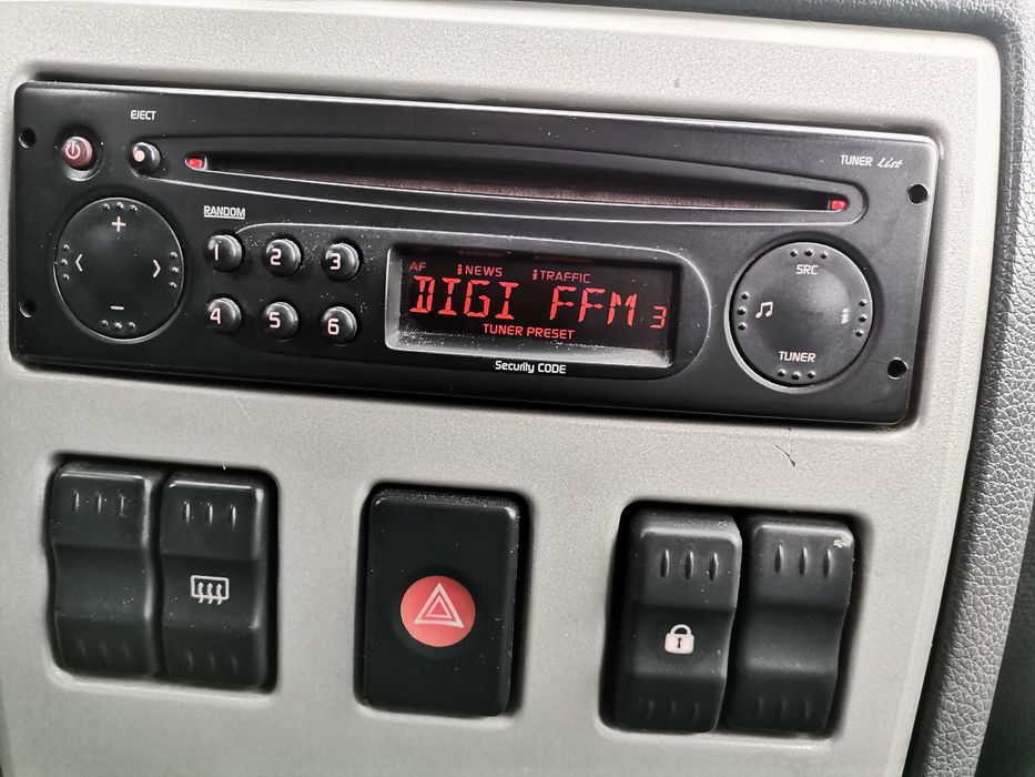 Vând casetofon original Logan cu cd