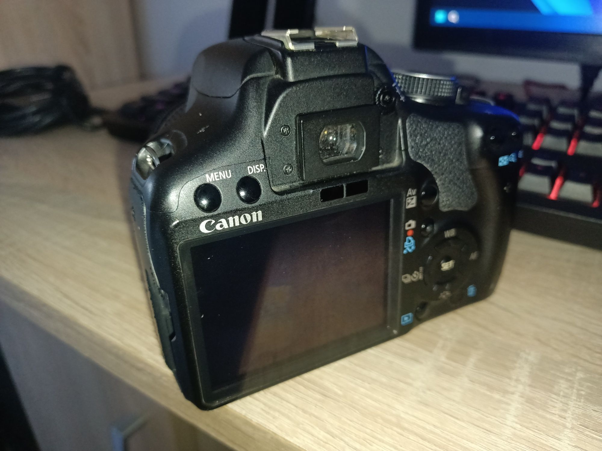 Aparat foto DSLR Canon EOS 500D + kit lens 18-55mm IS (MF) (defect)