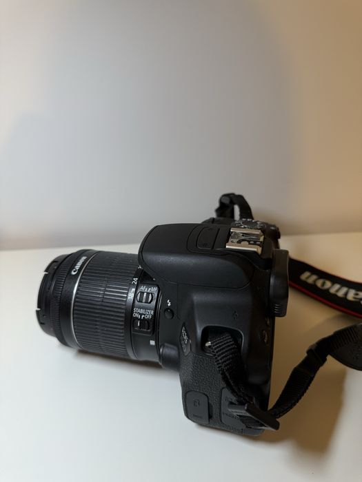 Canon 700D DSLR + obiectiv 18-55mm în stare excelentă ca nou!