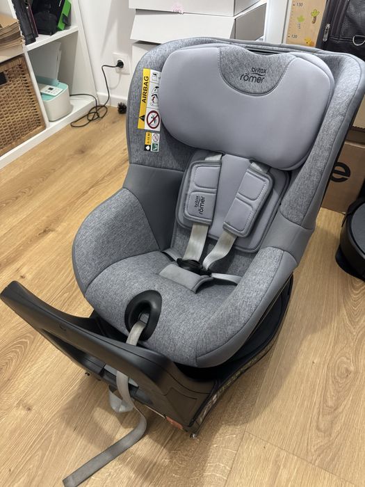 Продавам и едно столче за кола Britax Romer Dualfix M i-Size 0 - 18кг.