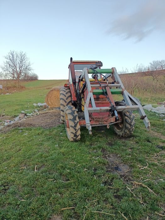 Vand sau schimb tractor Renault