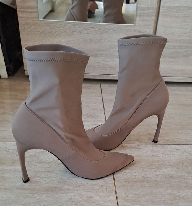 Vând botine superbe Zara nr 39,material elastic în partea de sus !