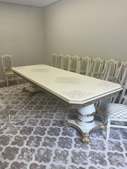 Стол со стульями