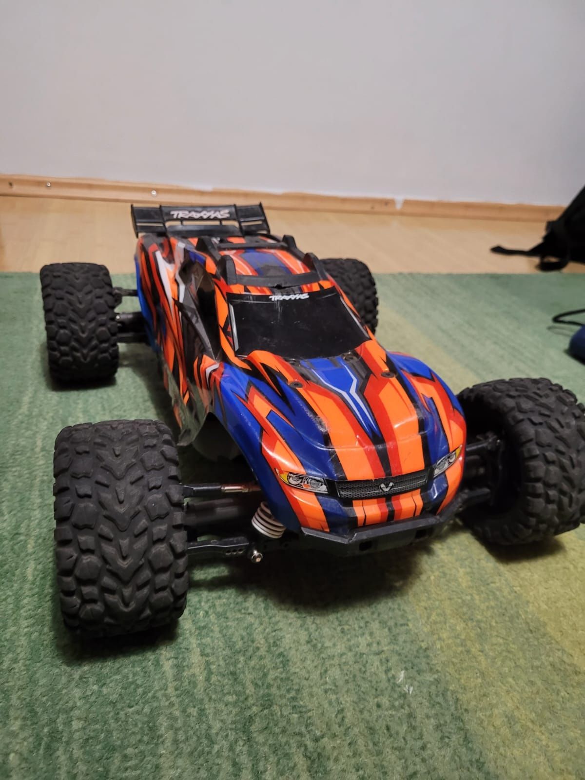 Traxxas rustler 4x4 + acumulator + incarcator