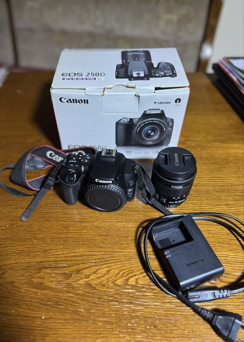 Canon EOS 250D si obiectiv 18-55mm