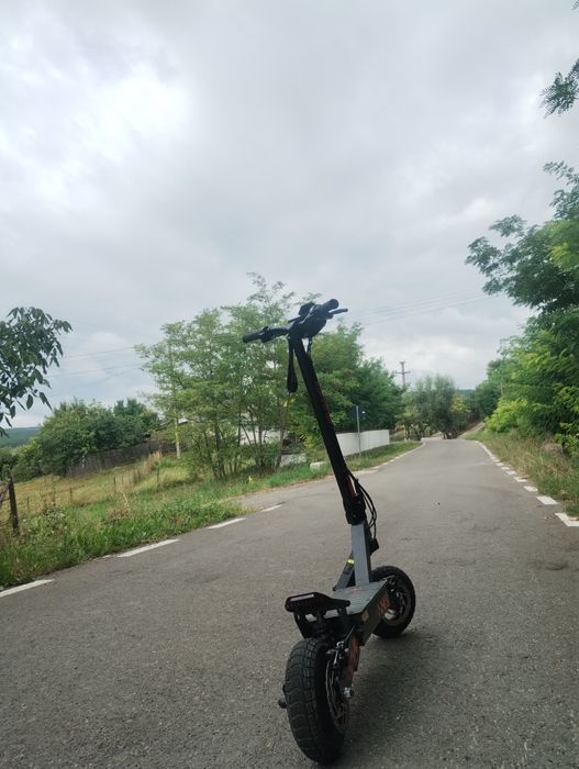 Vand trotineta kukirin g2, necesita o roata pe spate ea are 822 de km,
