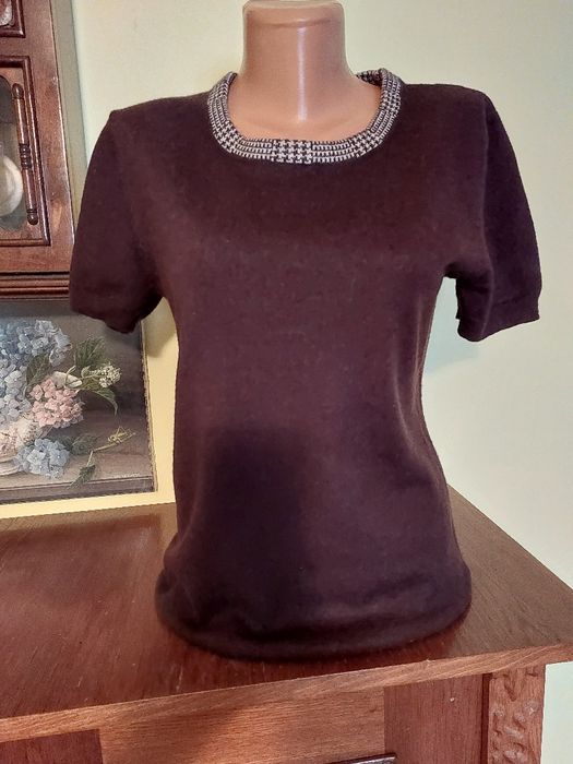 Pulover rafinat maro cu garnitura bej la baza gatului