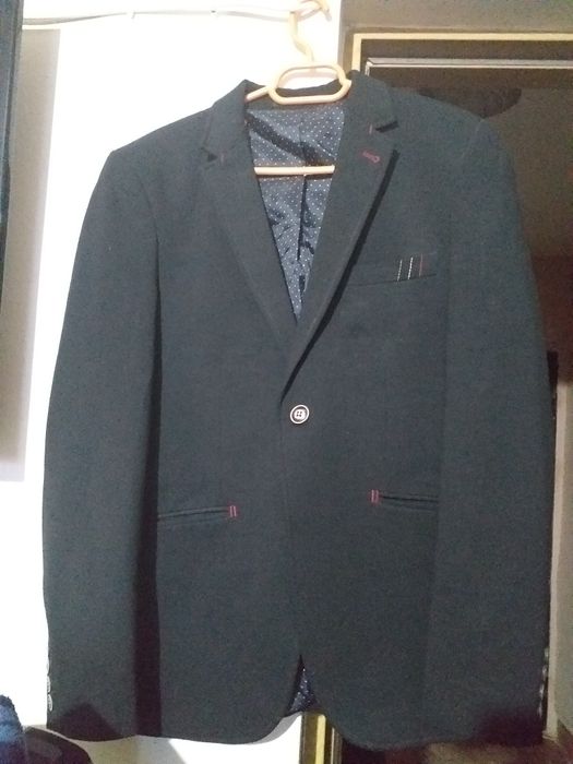 Costum de băieți purtat o dată la banchet ridicare din Gorj ,nu trimit