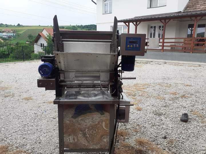 Vând mașină de descăpăcit full automată Lyson nouă